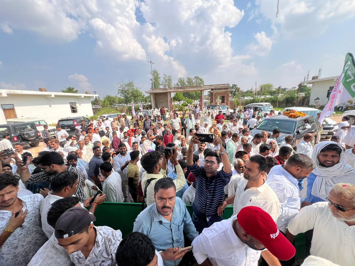 Vivekdeol7's tweet image. माननीय श्री @jayantrld जी का उच्चैन स्थित अवाना फ़ार्म पर भव्य स्वागत किया गया।

इस दौरान बड़ी संख्या में उपस्थित जनसमूह ने पूरे जोश और उत्साह के साथ चौधरी जयन्त सिंह जी का अभिनंदन किया।

@AnilKumarMZN @joginderawana 
#RLD