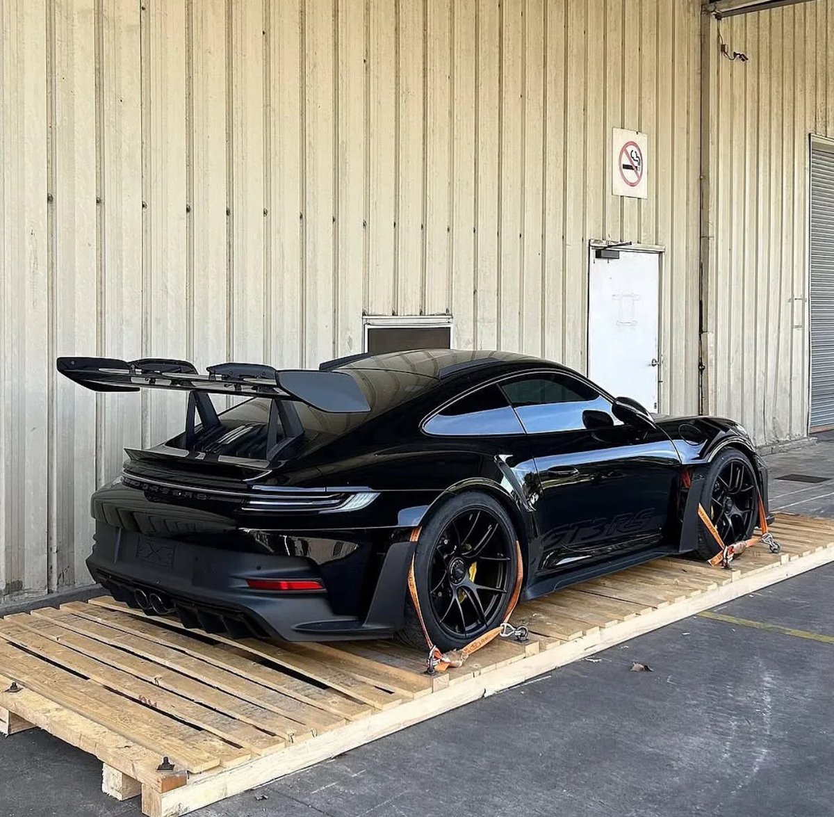 karankkfox's tweet image. Beauty + beast = Porsche 911 ♠️

Credit Unknown: If anyone found this to belong to anyone Dm For credit or removal post