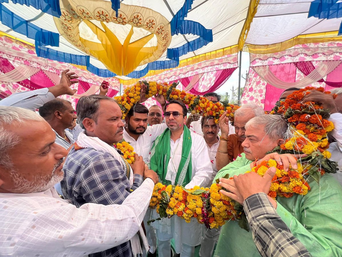 Vivekdeol7's tweet image. राजस्थान के भरतपुर संभाग के बयाना में किसान-मजदूर रैली में शामिल होने जाने के दौरान विभिन्न स्थानों पर माननीय श्री @jayantrld जी का भव्य स्वागत किया गया।