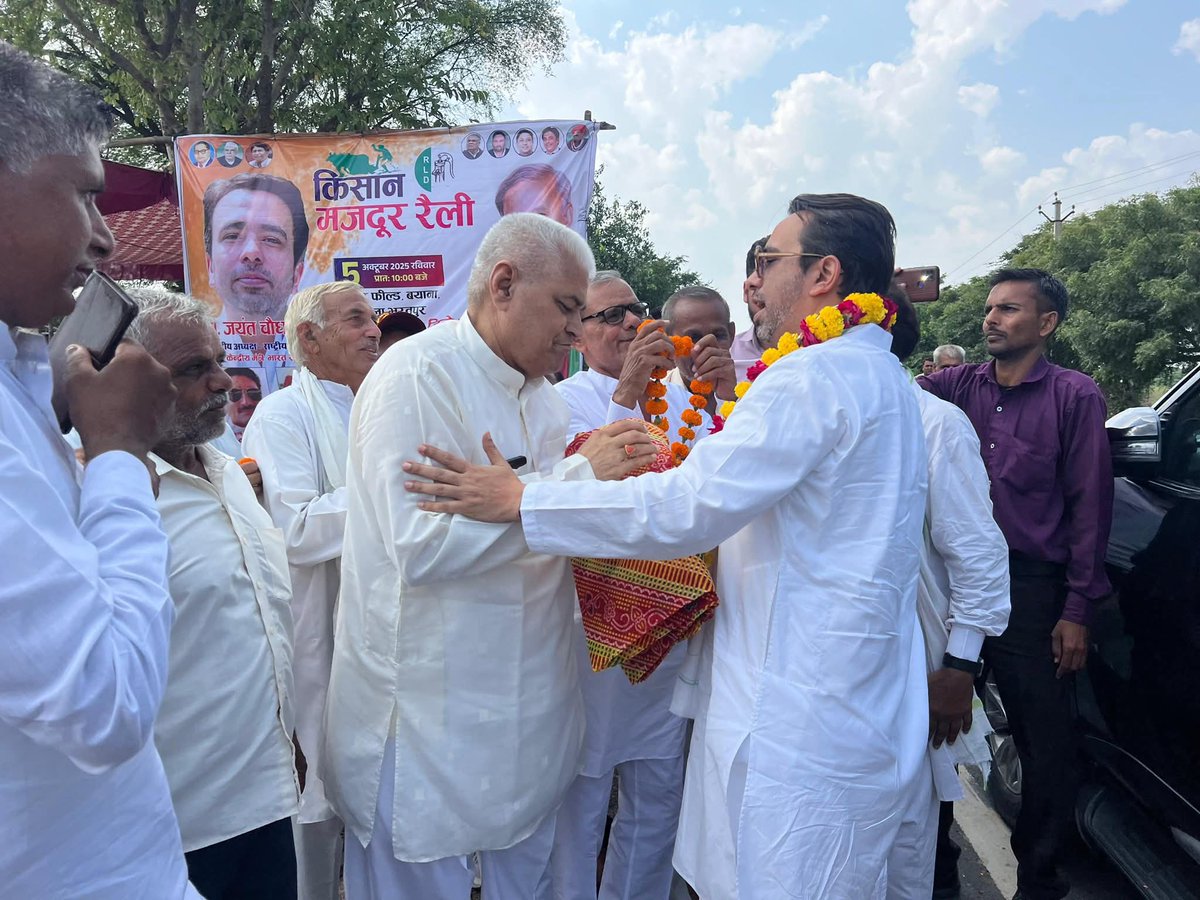 Vivekdeol7's tweet image. राजस्थान के भरतपुर संभाग के बयाना में किसान-मजदूर रैली में शामिल होने जाने के दौरान विभिन्न स्थानों पर माननीय श्री @jayantrld जी का भव्य स्वागत किया गया।