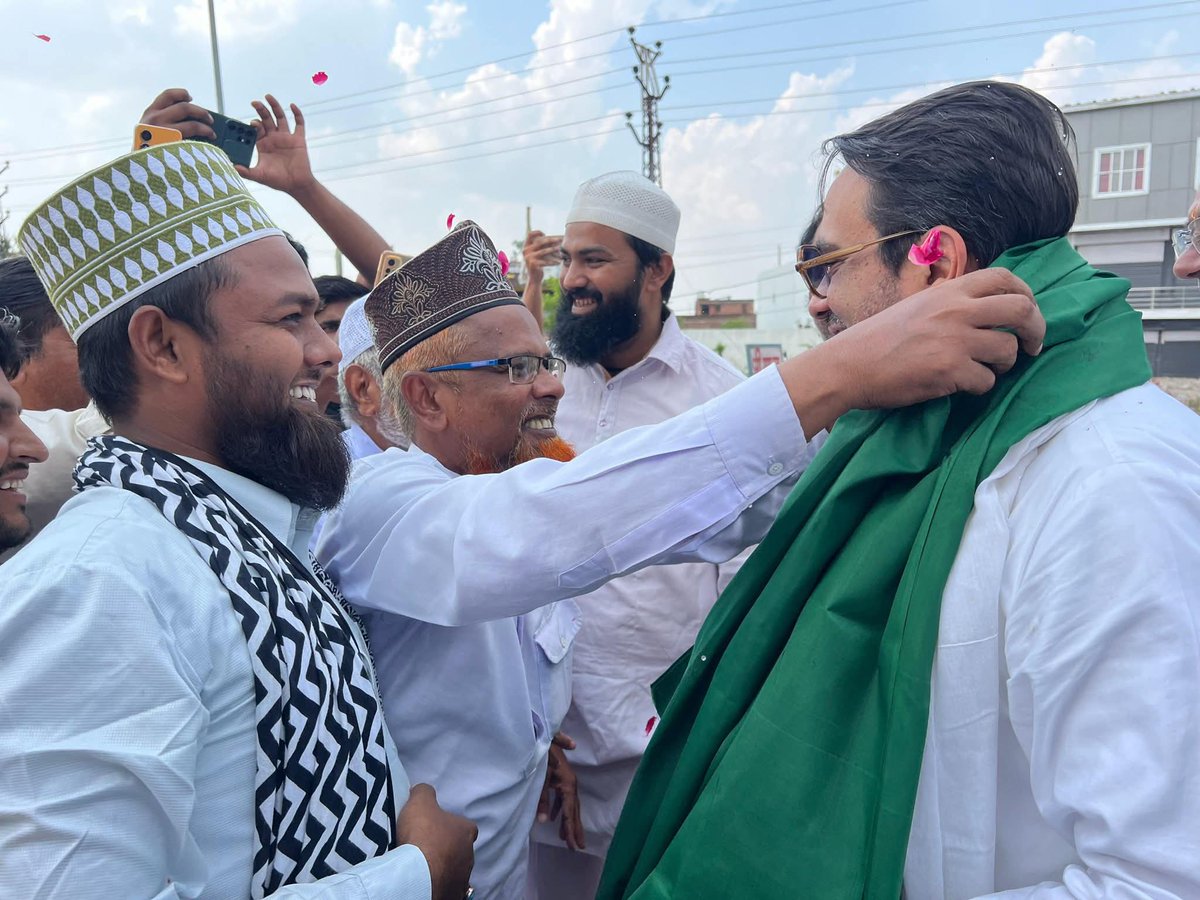 Vivekdeol7's tweet image. राजस्थान के भरतपुर संभाग के बयाना में किसान-मजदूर रैली में शामिल होने जाने के दौरान विभिन्न स्थानों पर माननीय श्री @jayantrld जी का भव्य स्वागत किया गया।