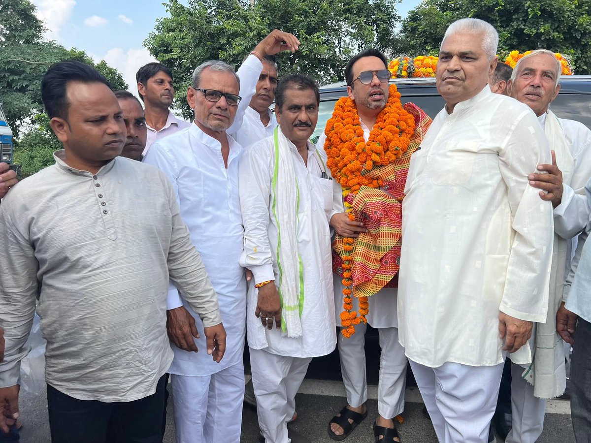 Vivekdeol7's tweet image. राजस्थान के भरतपुर संभाग के बयाना में किसान-मजदूर रैली में शामिल होने जाने के दौरान विभिन्न स्थानों पर माननीय श्री @jayantrld जी का भव्य स्वागत किया गया।