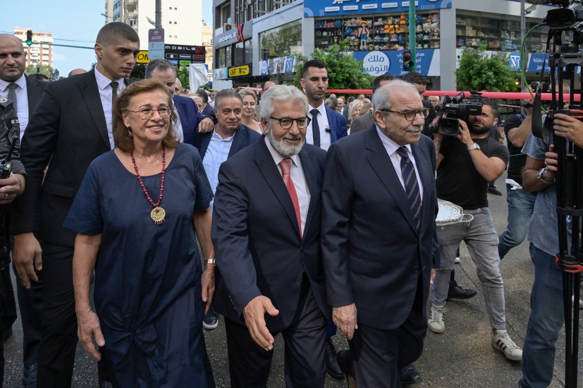 grandserail's tweet photo. رعى رئيس #مجلس_الوزراء الدكتور #نواف_سلام حفل إطلاق اسم الرئيس سليم الحص على أحد شوارع منطقة عائشة بكّار، وذلك أمام منزل الرئيس الحص.

وقال الرئيس سلام في المناسبة:
"هذه لحظة وفاء لرجلٍ كبيرٍ أعاد النبل إلى الحياة السياسية في #لبنان، رجلٍ عُرف بنزاهته واستقامته، وعمل من أجل الإصلاح في البلاد وآمن بالمؤسسات. كان شعاره الدولة العادلة والقوية، وهذا ما نعمل اليوم في حكومة الإصلاح والإنقاذ على استكماله."
#pcm