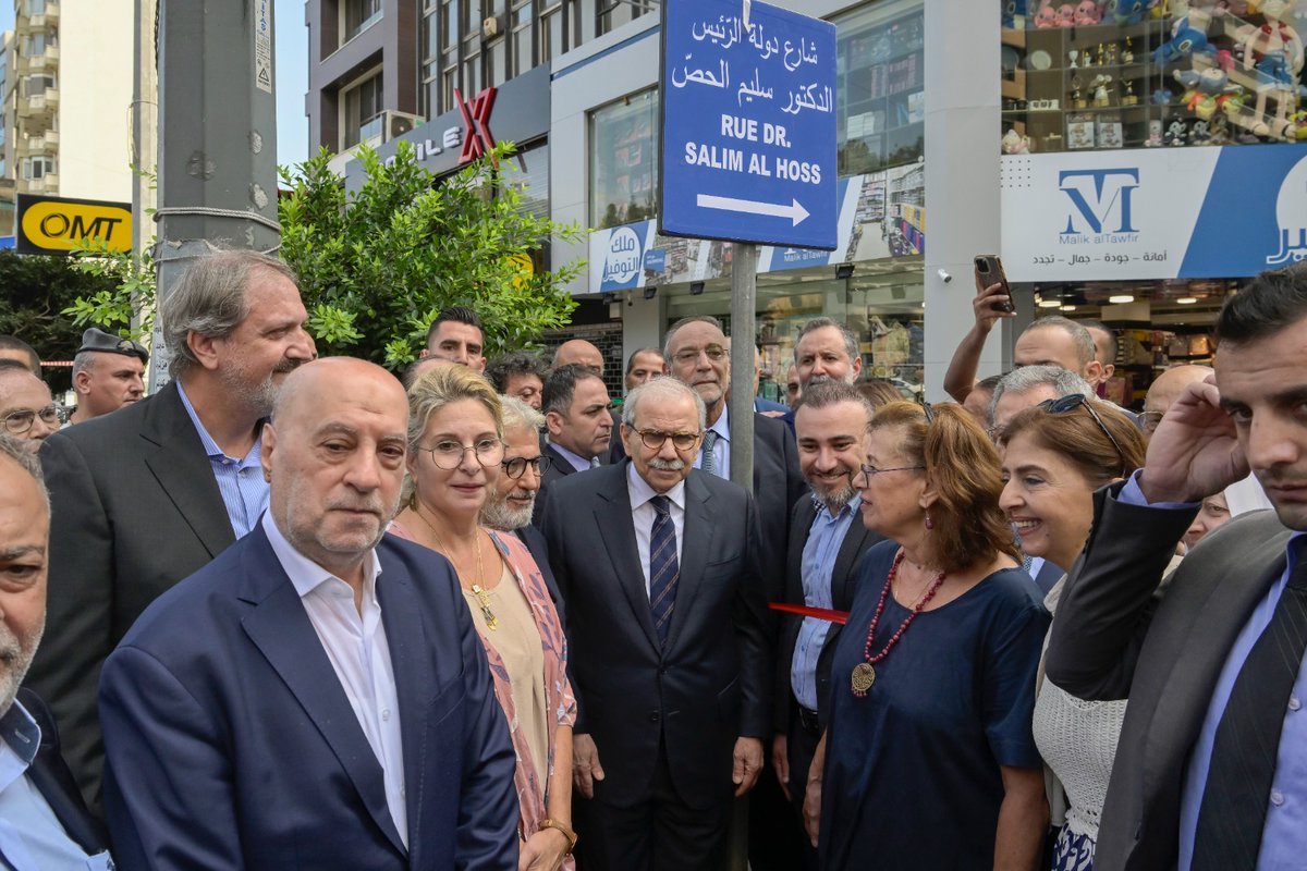 grandserail's tweet photo. رعى رئيس #مجلس_الوزراء الدكتور #نواف_سلام حفل إطلاق اسم الرئيس سليم الحص على أحد شوارع منطقة عائشة بكّار، وذلك أمام منزل الرئيس الحص.

وقال الرئيس سلام في المناسبة:
"هذه لحظة وفاء لرجلٍ كبيرٍ أعاد النبل إلى الحياة السياسية في #لبنان، رجلٍ عُرف بنزاهته واستقامته، وعمل من أجل الإصلاح في البلاد وآمن بالمؤسسات. كان شعاره الدولة العادلة والقوية، وهذا ما نعمل اليوم في حكومة الإصلاح والإنقاذ على استكماله."
#pcm