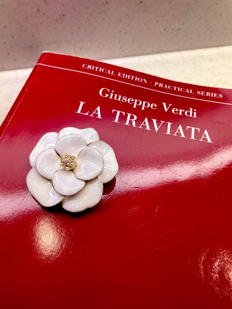 「椿姫」のあらすじ紹介→伊語発音練習・各パートの音取り・合わせ→ヴィオレッタとアルフレードのパートを加えて仕上げ❣️
初参加の方&amp;経験者と共に和やかで楽しい体験会でした🥰
高校生からベテランまでの幅広いメンバーが活躍する合唱団、まだまだ仲間を募集中です➡️docs.google.com/forms/d/e/1FAI…