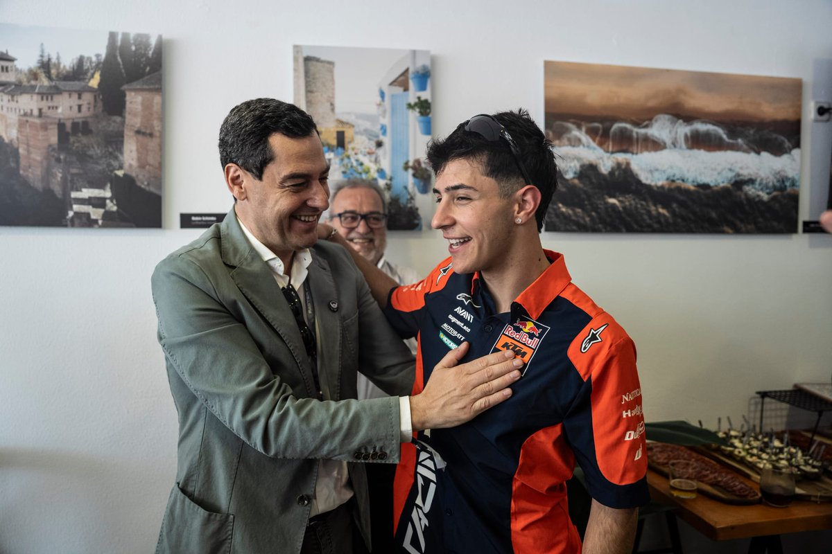 ¡Los Palacios, Sevilla y #Andalucía dan un nuevo CAMPEÓN DEL MUNDO para España!

🇪🇦🏆 José Antonio Rueda

Fue el primer andaluz en ganar en Jerez y también es el primero en ganar el campeonato de Moto3.

#OrgulloAndaluz y de pueblo.

¡Enhorabuena, <a href="/ruedajr99/">Rueda⚡️🏄🏻‍♂️</a>!
👏👏👏