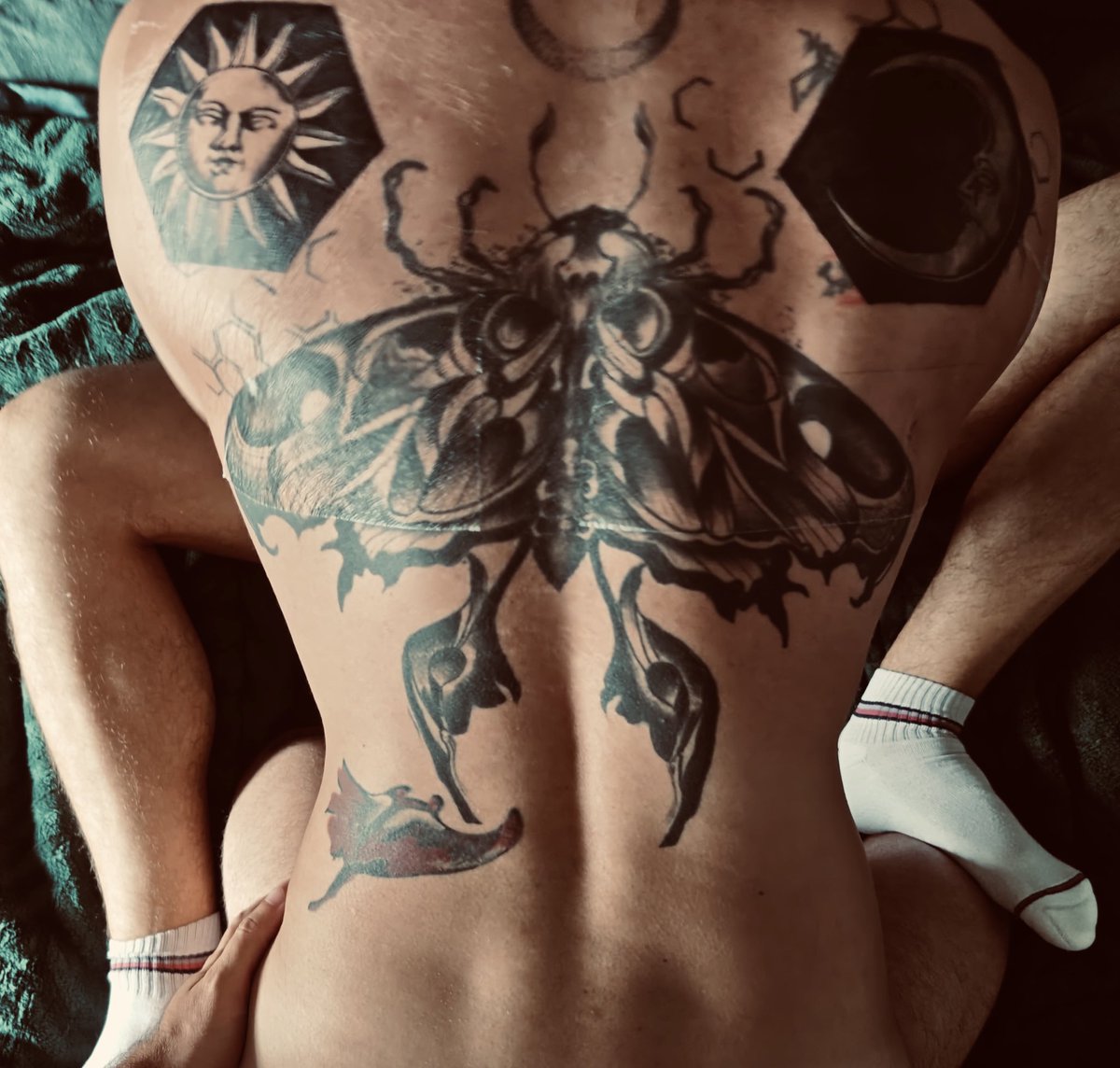 Da hat <a href="/SuperFetteLatte/">Analetto 🎨</a> einfach mal mein Rückentattoo fotografiert. Mega lieb von dem oder ? 😋