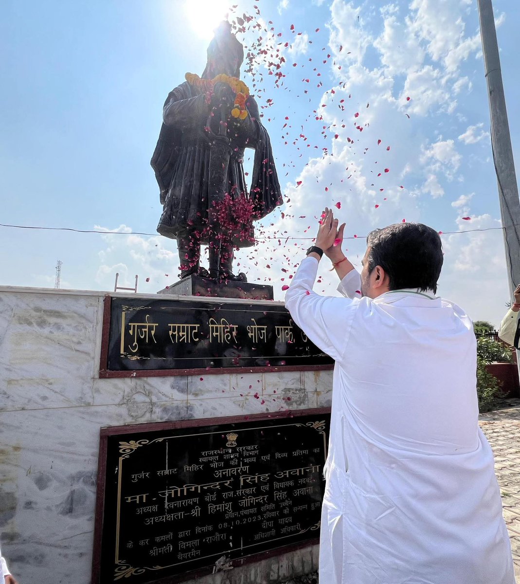 Vivekdeol7's tweet image. माननीय श्री @jayantrld जी ने गुर्जर सम्राट मिहिर भोज पार्क उच्चैन में स्थापित गुर्जर सम्राट मिहिर भोज जी की प्रतिमा पर पुष्प अर्पित कर उन्हें नमन किया।