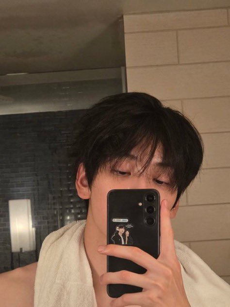 wishealling's tweet photo. 저번엔 하의를 안입더니 이번엔 상의를 
여자 무서운줄 모르네 https://t.co/KTgekPsuPx