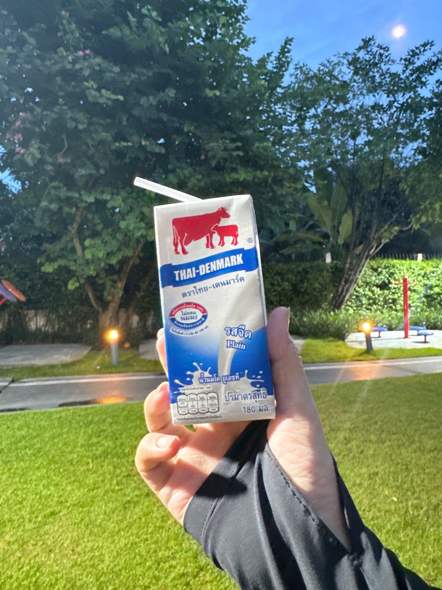 indy_story_'s tweet photo. ออกกำลังกายเสร็จต้องเติมพลังด้วยนมไทย-เดนมาร์ค 🥛คู่หูสุขภาพ ไม่ว่าจะเราหรือหลานก็เลือกดื่มตลอด เพราะเป็นนมโคแท้ๆอร่อย เข้มข้น และยัง #สนับสนุนแบรนด์ไทย ช่วยเกษตรกรที่ประสบปัญหาน้ำนมล้นตลาดอีกด้วย 🐄💪ซื้อง่ายๆผ่าน Topvalue ได้เลย #นมไทยเดนมาร์ค #ThaiDanish #Topvalue #ช่วยเกษตรกรไทย