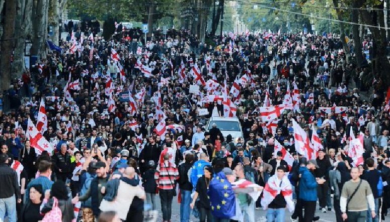 nanana365media's tweet image. 🔴GEORGIA 🇬🇪| #Protest : following local elections won by pro-Russian ruling party, mass protests led by pro-Europeans broke out in #Georgia. Police used tear gas on Saturday against demonstrators who tried to enter the Presidential Palace. The political atmosphere remains tense.