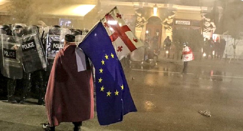nanana365media's tweet image. 🔴GEORGIA 🇬🇪| #Protest : following local elections won by pro-Russian ruling party, mass protests led by pro-Europeans broke out in #Georgia. Police used tear gas on Saturday against demonstrators who tried to enter the Presidential Palace. The political atmosphere remains tense.