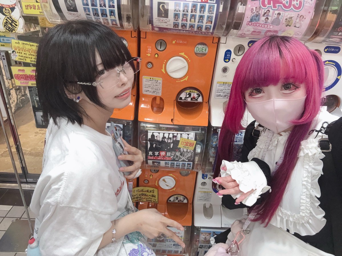 🐇🦇うづモンの旅 🚃 ⸒⸒

#LEIWAN証明写真 ガチャ

ヴィレッジヴァンガード
渋谷本店【 <a href="/vvshibuyaudgw/">ヴィレッジヴァンガード渋谷本店/VILLAGE VANGUARD SHIBUYA</a> 】様へ
お邪魔してきました❕♡

POPも描かせて頂きました💫

みんなたくさん回してくれてありがとう❕
まだまだ沢山待ってるよ〜〜💓