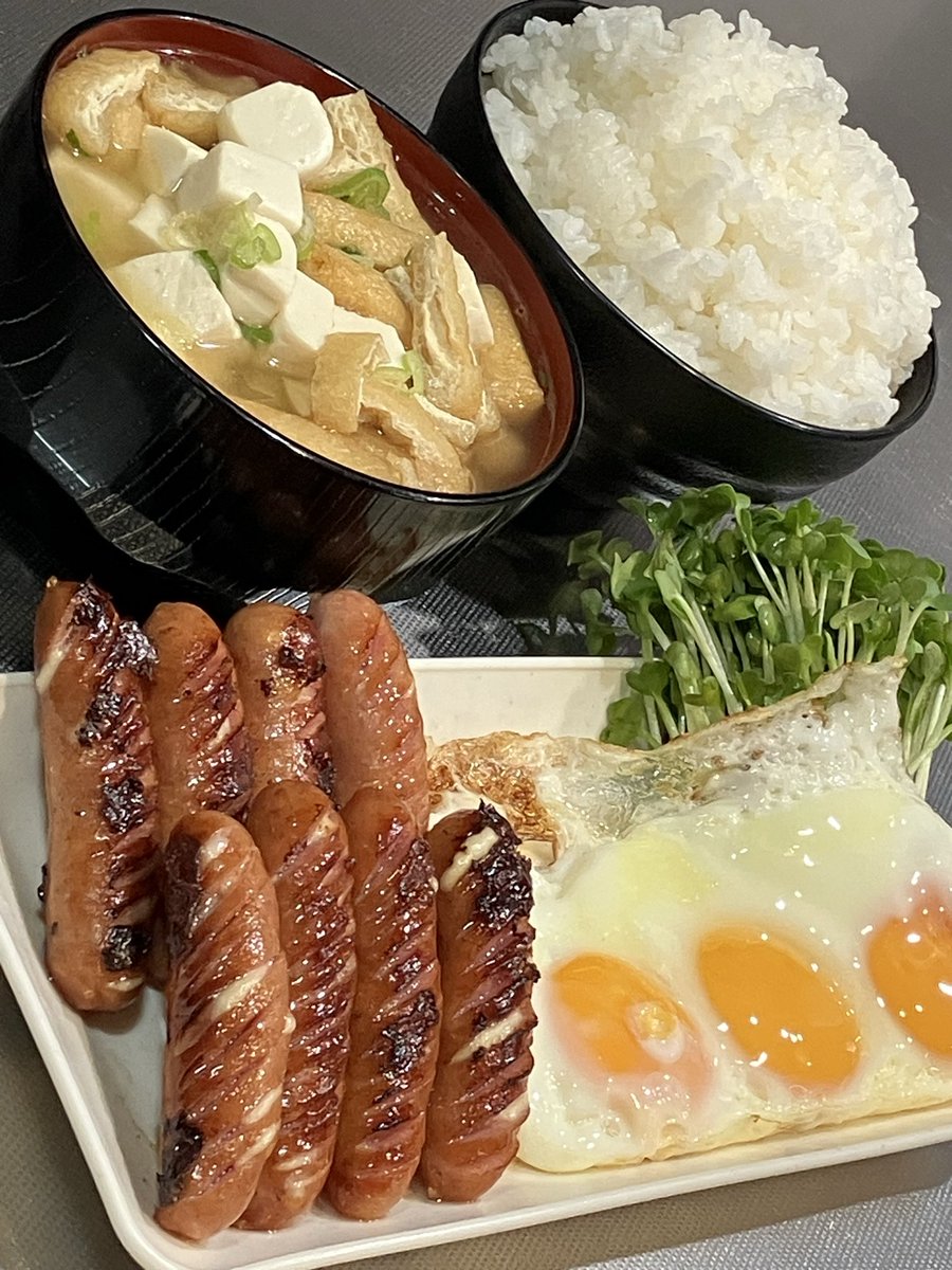 今日はおいちぃずシャウエッセン&amp;目玉焼き定食を食べました。おいしかったです。