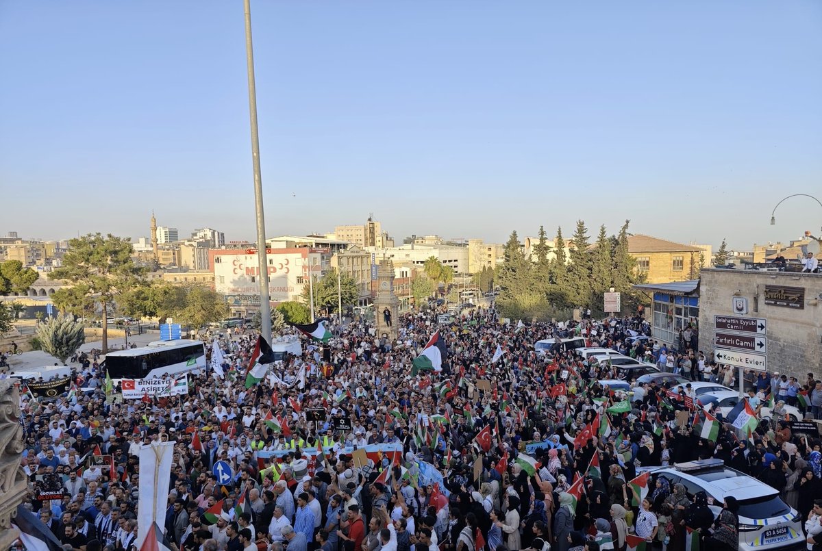 Filistin halkının direnişine destek amacıyla "Gazze'ye Vefa, Sumuda Destek" yürüyüşüne katılım sağladık. Filistin halkının yaşam hakkı, özgürlük ve adalet mücadelesini savunmaya devam edeceğiz.