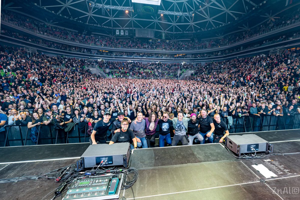 Veste kaj? To je bil res en hud, hud koncert! Mi2 smo vedli, da bo fajn ampak … ko dobiš po drugem komadu tisti odziv … ko veš, da bo šlo še samo navzgor, da bo samo še boljše … Cel večer smo uživali skupaj z vami. Res, HVALA VAM! Ne bi moglo biti boljše ❤️
