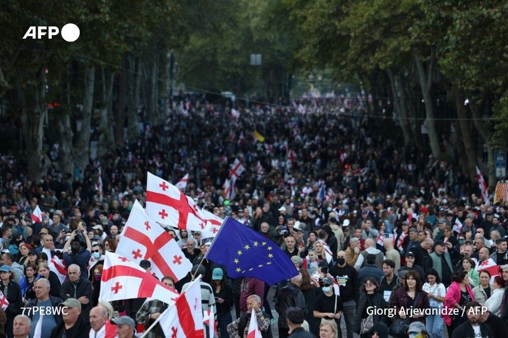 Georgia's ruling party won local elections on Saturday and police fired tear gas and water cannons at anti-government protesters who tried to enter the presidential palace, as tens of thousands of people rallied to the opposition's call to save democracy ➡️