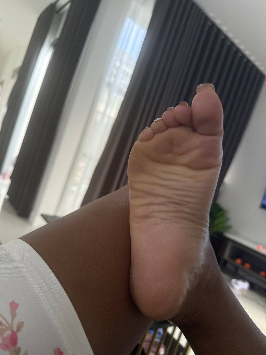 How many wrinkles does my foot have? Count it for me idiots!