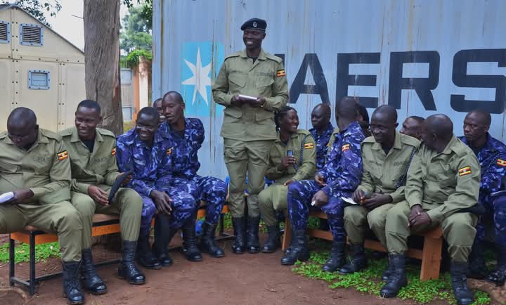 GideonSsekidde's tweet photo. Uganda Police &amp; @IDLO conduct GBV awareness campaign in Kawempe! 🚨💪 ACP Otong emphasizes coordination among stakeholders for timely justice for GBV victims &amp; survivors. Let's work together to end violence! #EndGBV #ProtectTheChildren
#GoldenPosts
#UgandaPoliceForce
#Towauchafu https://t.co/OlP7HvHb96