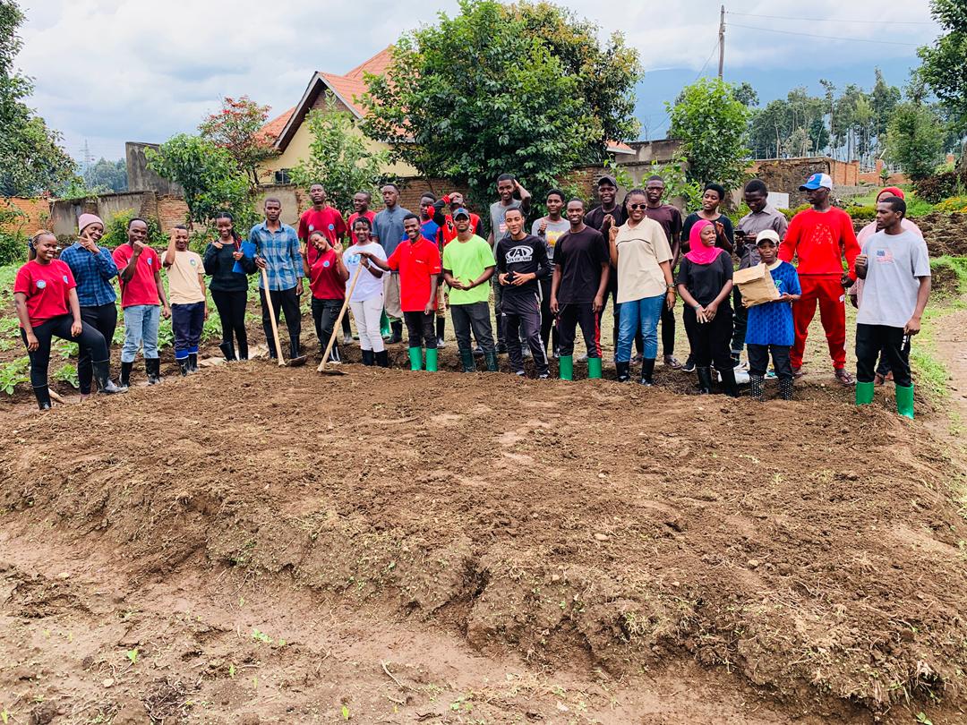 Iradukunda1650's tweet image. #farmers after a practical session 
#improving agriculture production 
Maintaining climate resilience and sustainable agriculture for long time production 

#foodsecurity
#WeForchange👊