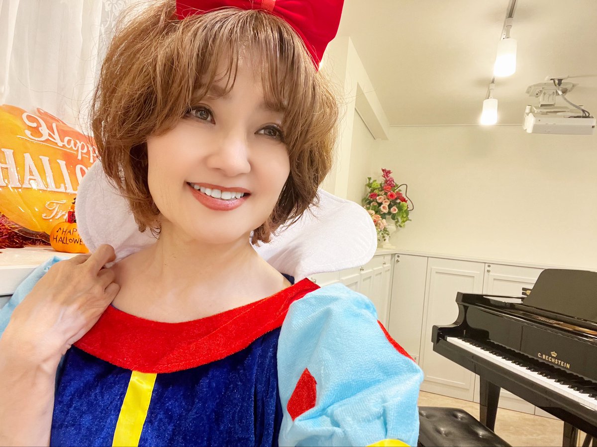 今年もハロウィンコンサート無事終了いたしました🎃
皆さん趣向を凝らしたお衣装で、観客の皆さまにも好評でした💖
私は白雪姫で「ハイホー」「いつか王子さまが」を演奏しましたよ〜✨