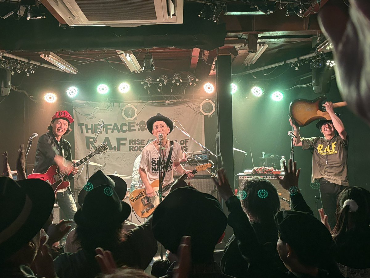 ZZ05150's tweet photo. #THEFACE #soundratt
今日は地元のライブハウスで、THE FACEのライブに参戦しました😄
15:30〜のライブということで、早く終わったので明日の仕事にも響かないですね😅
2年前にも参戦したのですが、THE FACEはホントカッコいいバンドです😆
ノリノリのR&amp;Rバンド🤘 https://t.co/fc0EpKK35C