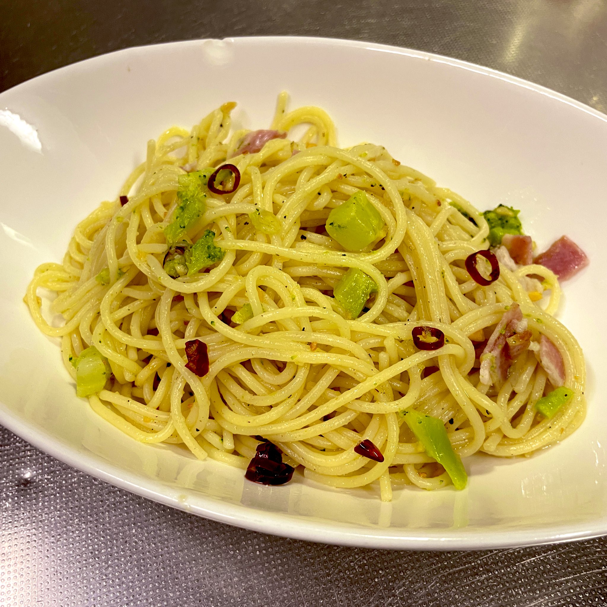 ペペロンチーノ あらびきソーセージの麺大盛ペペロンチーノ（604円）」 2022年9