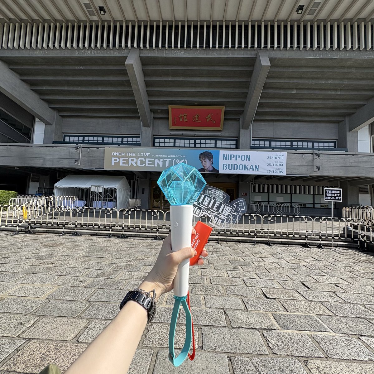 _006v600_'s tweet photo. オーラス最高だった🐰✨
機材スタッフの友人からアンコールの後の出番は急遽決まったようで
インカムで本人出てくるから構えてと、、、
オニュさん最後の最後までありがとう
幸せ時間でした🫶🫶
色々今後の匂わせあって幸
オニュさんのペースで待ってます🐰🎀
#onew #온유 https://t.co/n0pJBaL0Z7