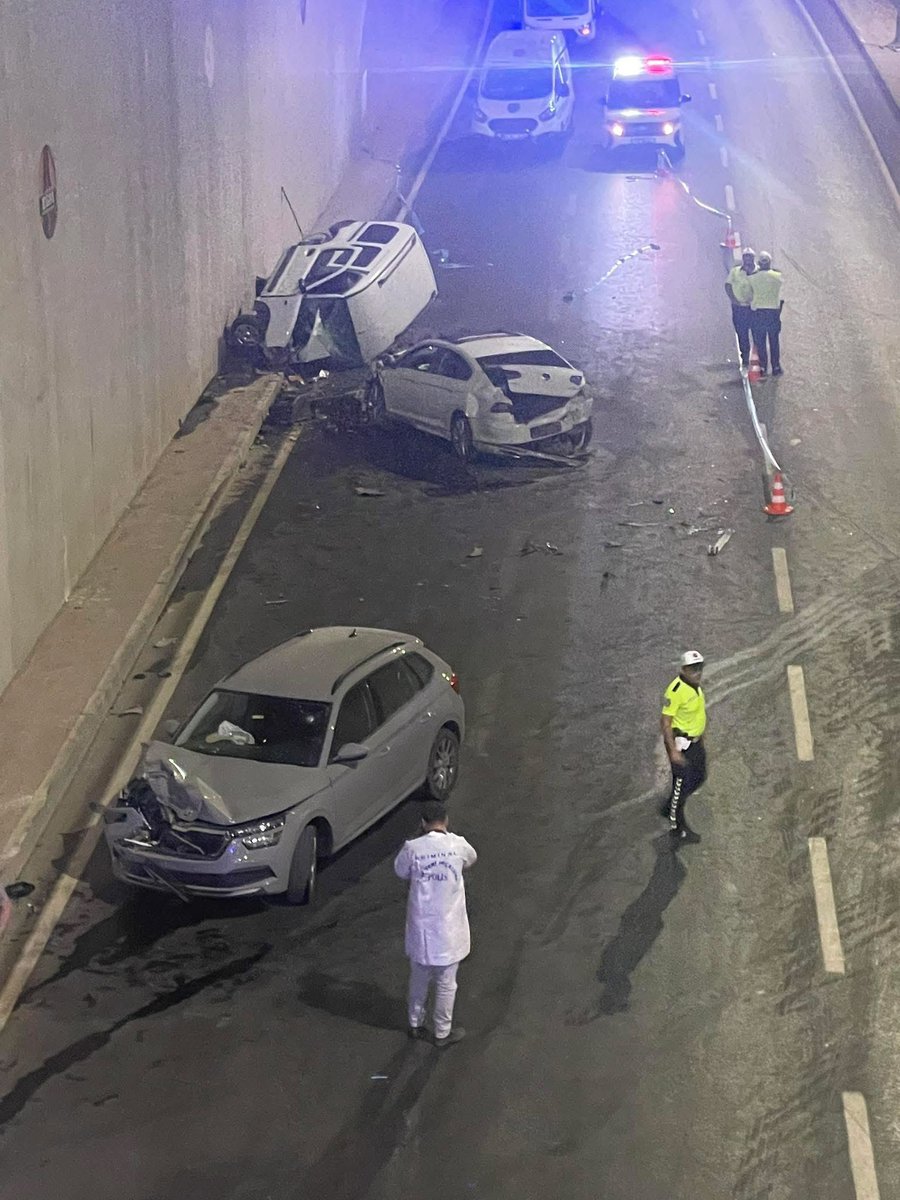 Şehrin göbeğindeki bu tablo insanın en ucuz ölüm şekli!
Kurallara uymama aşırı hız  başka insanların ama en çok da kendi yaşamımız bu kadar ucuz olmamalı! Bir an önce EDS devreye alınmalı, Karaköprü Abide arasındaki hızı otobanda görmek mümkün değil! Çok yazık!