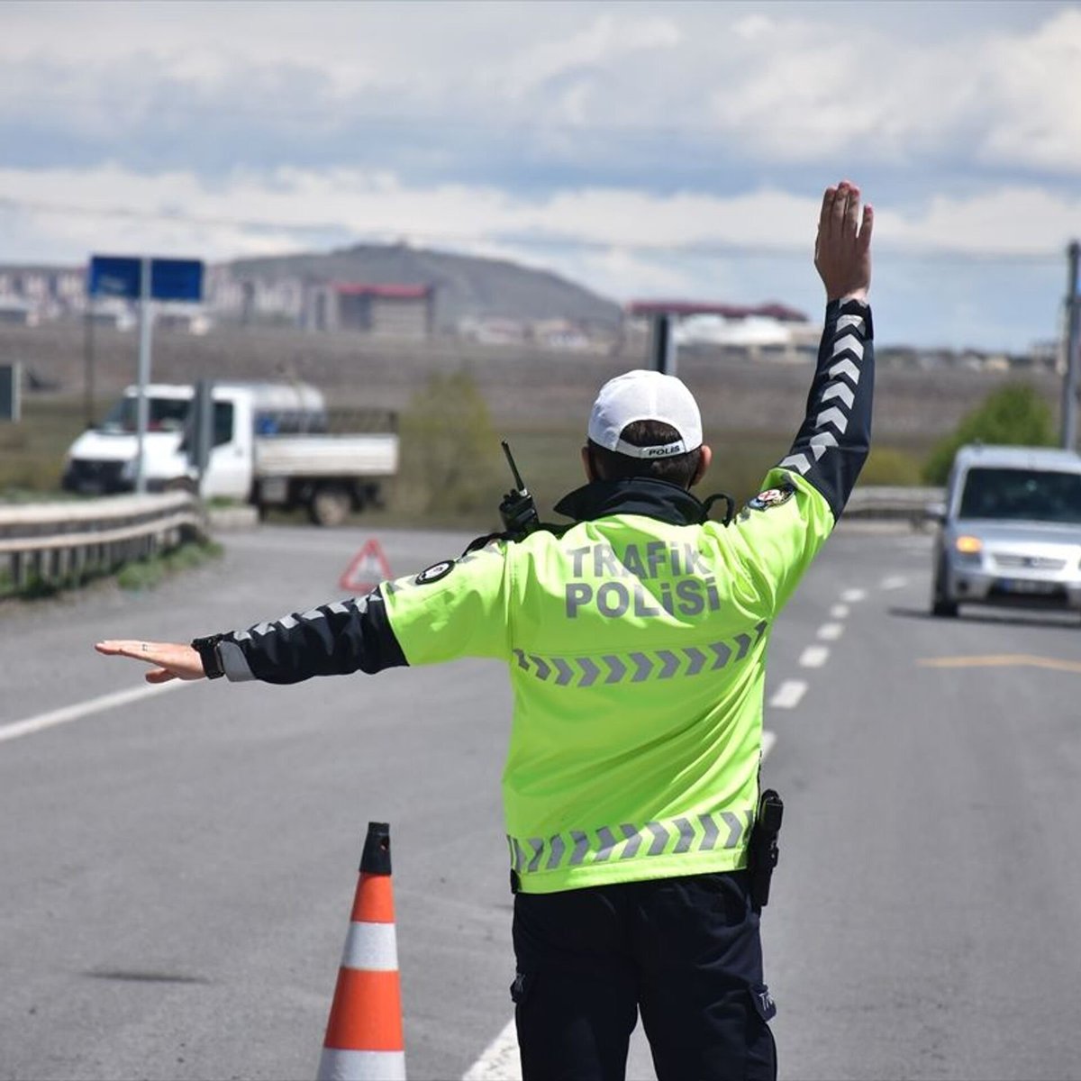 Yeni düzenlemeyle, şehir içinde hız sınırını 45 km/s'den fazla aşan sürücülerin ehliyetine el konulacak.

• 46-55 km/s: 30 gün el konulacak.
• 56-65 km/s: 60 gün el konulacak.
• 66 km/s'den fazla: 90 gün el konulacak.
