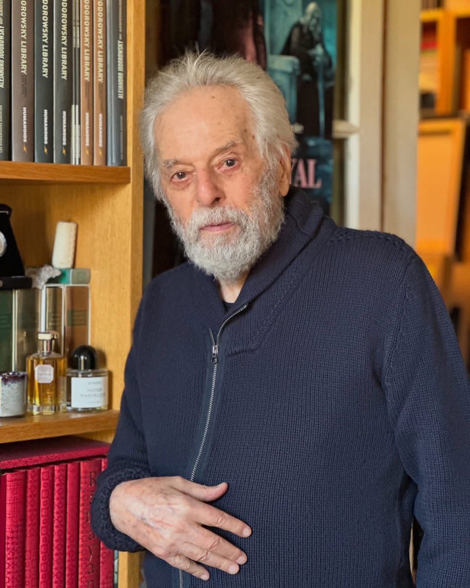 alejodorowsky's tweet photo. Hoy domingo, es mi día de descanso. Jugaré contigo hacer el maestro.

1. Iluminadas por la luna
escucho el canto
de la mariposas nocturnas.

2. Acepta la sombra
del lirio blanco.

3. La luna ilumina a las flores. 
También al ladrón de flores.

4. Para abrir las puertas del cielo
hay que escarbar en el infierno.

5. Los pájaros encerrados en jaula 
creen que volar es una enfermedad.

6. La palabra pan
no calma el hambre.

7. Vaga por los océanos 
una botella vacía.
Ella misma es el mensaje.

8. Pegué mi oreja en la roca
horas y horas hasta oír su canto.

9. Hoy 
un ayer
que vemos 
desde el mañana.

10. No cesa de morir y de nacer.
¿Cómo mi cuerpo recuerda su forma?

11. La mente miente
El alma ama.

12. Arde el techo de mi casa,
el cielo se llena de estrellas.

13. Convertirse en lira
es el destino del arco.

14. No definirme me define.

15. No quiero renacer 
persiguiendo a mis huellas.

…

¿Si no es aquí dónde zarpa el espejismo?
¿Si no es ahora cuándo puede ser el tiempo?
¿Si no soy yo quién se viste con mi carne? 

Un abrazo delicioso, 
Alejandro 
.
Photo @PascaleMJodo
