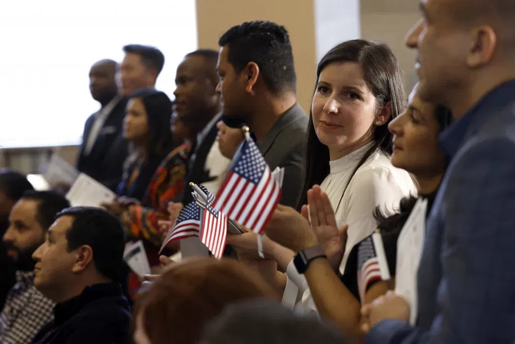 businessamfr's tweet image. Les États-Unis offrent 2 500 dollars aux jeunes migrants pour qu’ils rentrent volontairement chez eux fr.businessam.be/les-etats-unis… #Migrants #JeunesMigrants #AideFinancière #RetourVolontaire #ÉtatsUnis