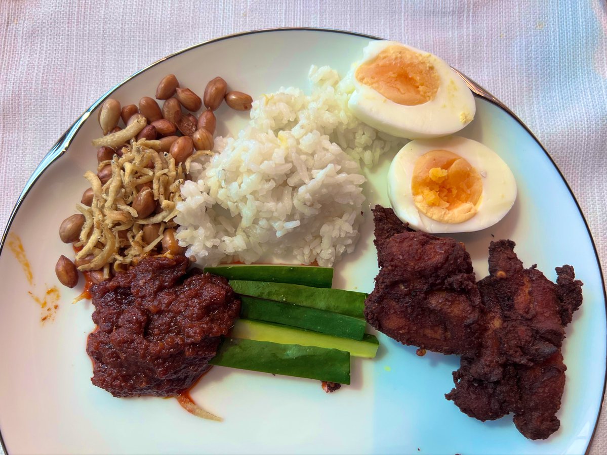 Good morning, Kuala Lumpur 🌞
This city really took the “sky” concept seriously — at Park Hyatt, most rooms literally start with 100.
Started the day with Sky Beef Noodles and Sky Nasi Lemak.

#KualaLumpur #Youngseats #Youngslist #Foodie
