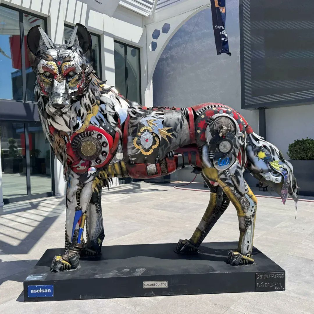 Aselsan'ın kullandığı ihtiyaç fazlası parçalardan üretilen Kurt Heykeli