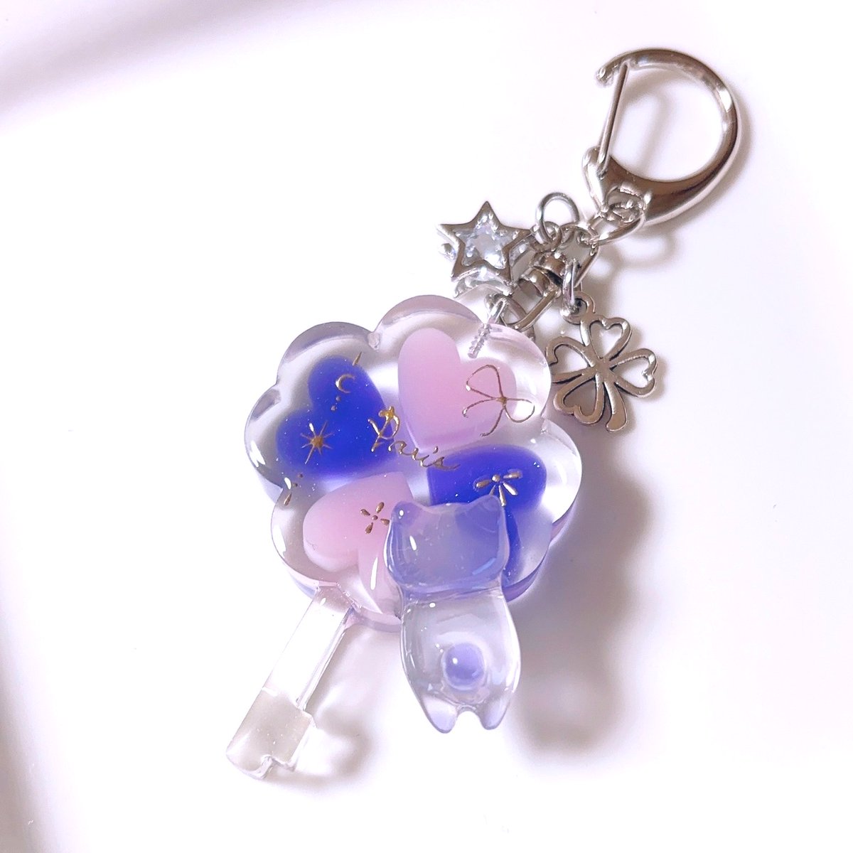 四葉のクローバーキー🔑完成🍀✨
と思ったら最後の仕上げに🐈‍⬛ﾁｬﾝくっ付けたらちょっとぉぉぉ😫💦
🐈‍⬛ﾁｬﾝの左手がレジン液に埋まっちゃって盛り上がってしまった💦
集中力きれました…😢ﾄﾎﾎ