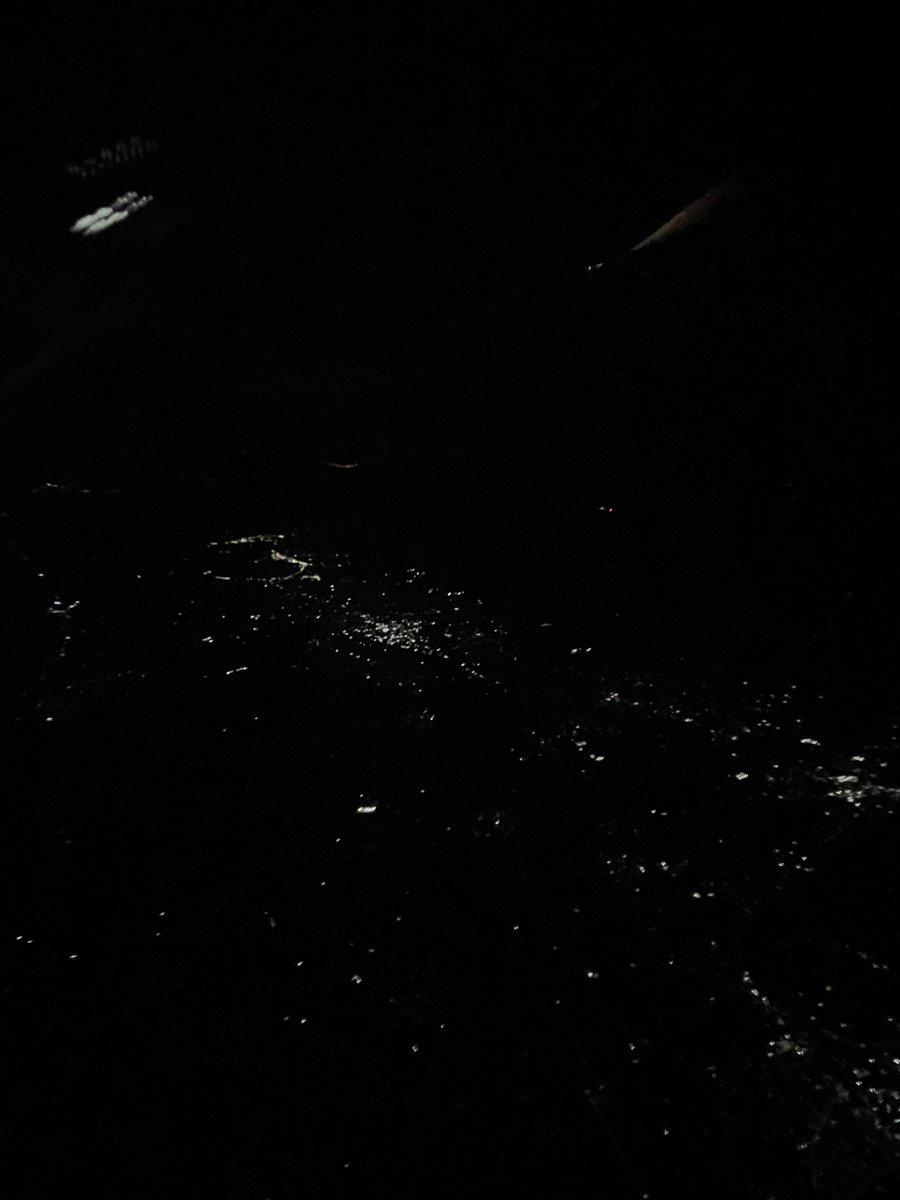 飛行機の窓からふと眺める名も知らない街、どこの国でどんな人が住んでいて、どんな言葉を話しているのか。夜景は不思議と温かい。