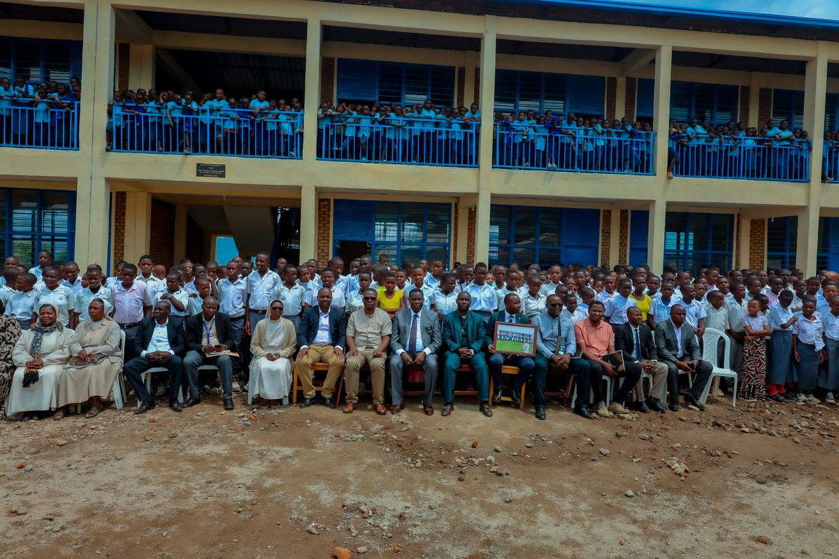 #GSBUSOGOII: ku bufatanye na <a href="/Ch_JesusChrist/">The Church of Jesus Christ of Latter-day Saints</a>, Inyubako nshya y’ishuri yashyizwemo Intebe nshya n’umuriro w'amashanyarazi. Iyi nyubako izafasha abanyeshuri kwigira ahantu heza, hagari kandi hafite umwuka n'urumuri bihagije.