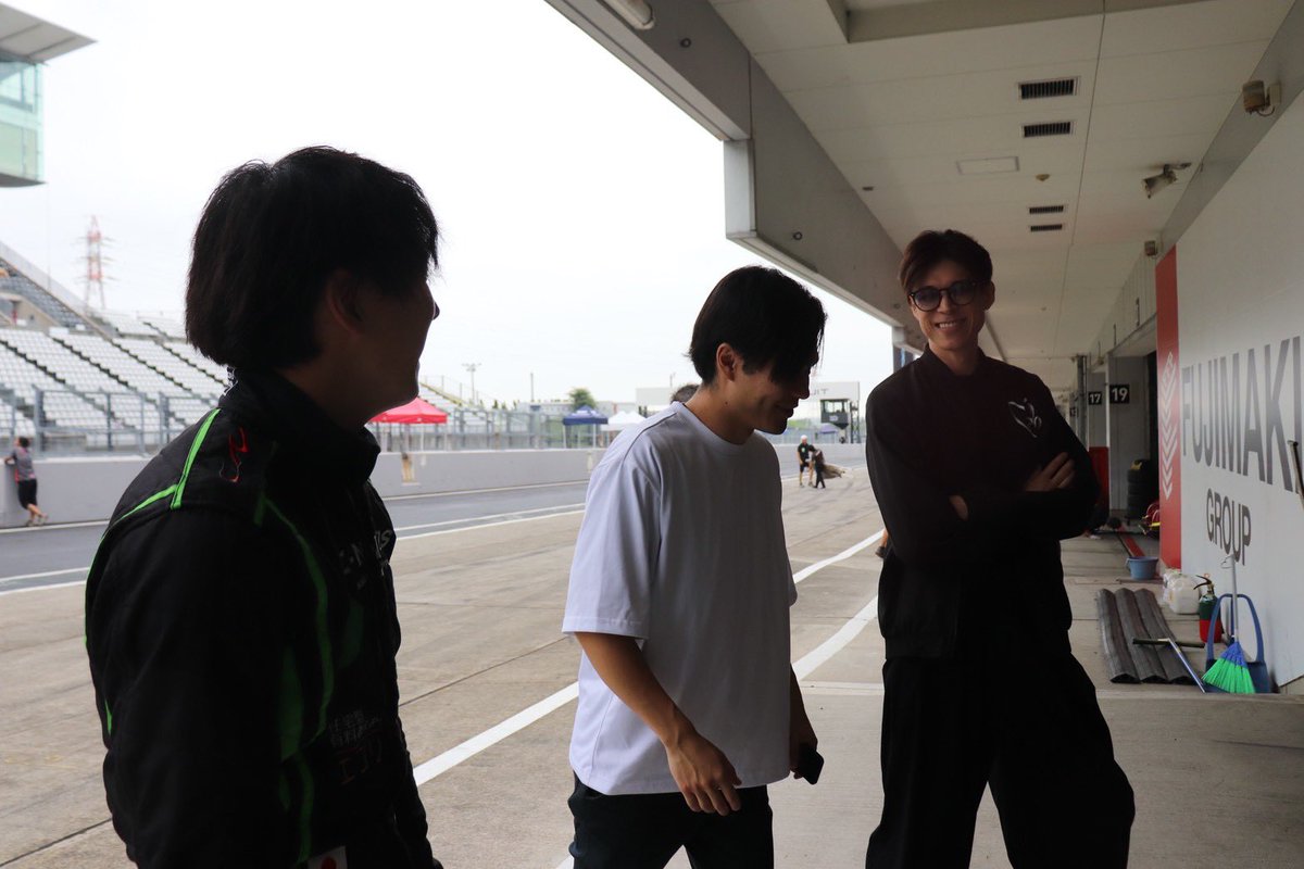 039Fe1's tweet photo. SUZUKA CHAMPION CUP RACE Rd.4
予選: ポール / 19 位
決勝:レース不成立
スタートシグナルにてディレイ表示がされた為、すぐアクセルを抜きましたがそのままレースが続行されました
レース後の協議の結果、決勝レースは不成立となりました
#ENEEDS
#エブリ赤坂
#DRYBARSIM
@drybar_sim https://t.co/O8V3g0YYo0
