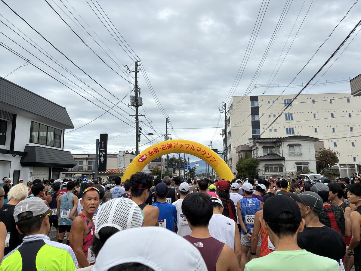 KRoyal26's tweet photo. 弘前・白神アップルマラソン🍎フル🏃
大撃沈😇
34kmくらいで攣って走って攣って歩いてを繰り返してしまった🙁あと500mで盛大に攣ってほぼ徒歩でゴール、、
普通に悔しい😭
帰りにらぁ麺　くろ田の濃厚鳥そば🍜
悔しさを吹き飛ばす美味しさでした😋
さ、飲むかぁ🍺 https://t.co/CwMqSPoLNC