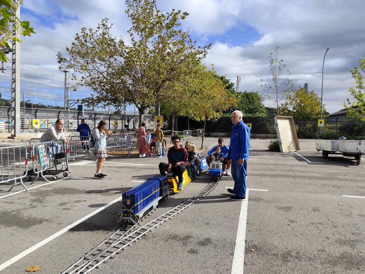 Estem fins les 13.30h al final del parking de Renfe <a href="/FGC/">FGC</a> <a href="/rodalies/">Rodalies Catalunya</a> <a href="/AjuntaMartorell/">Ajuntament de Martorell</a>