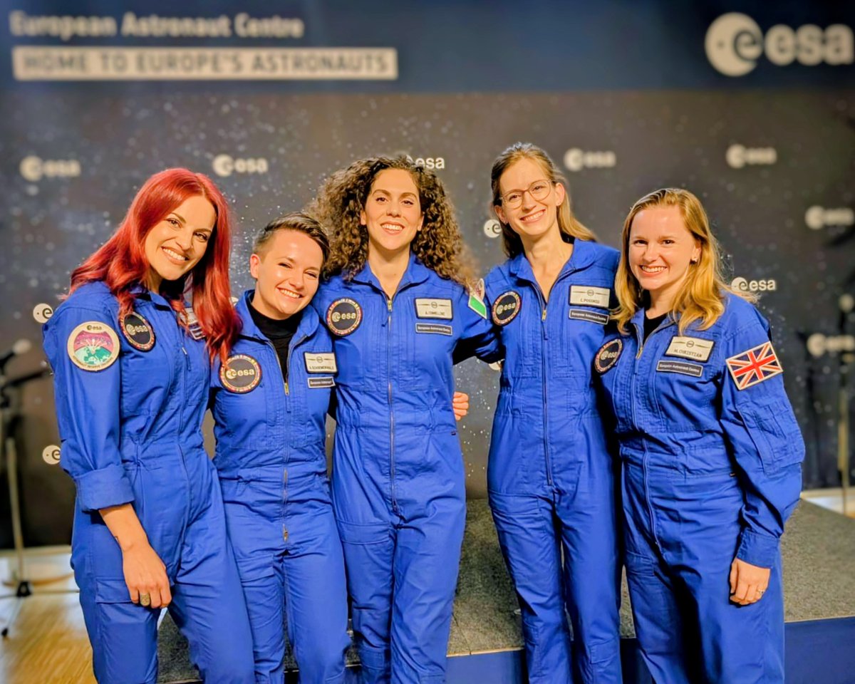 Sara García Alonso (@astro_sarag) on Twitter photo SPACE GIRLS! 🚀
¿Sabías que muchas mujeres han sido clave en la exploración espacial? Han resuelto grandes retos, creado inventos y viajado al espacio, inspirando a soñar con las estrellas ✨ 
@ESA | "Women in space" esa.int/kids/en/learn/… SPACE GIRLS! 🚀
¿Sabías que muchas mujeres han sido clave en la exploración espacial? Han resuelto grandes retos, creado inventos y viajado al espacio, inspirando a soñar con las estrellas ✨ 
@ESA | "Women in space" esa.int/kids/en/learn/…