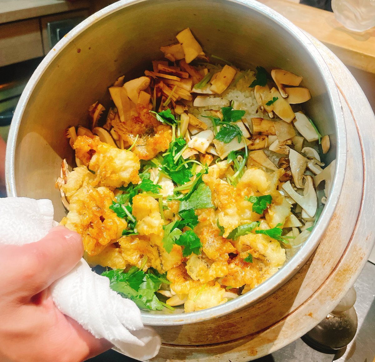 ya_yado____'s tweet photo. 松茸と、揚げた鱧の炊き込みご飯。
う��ー。 https://t.co/qfU3PKP1E1