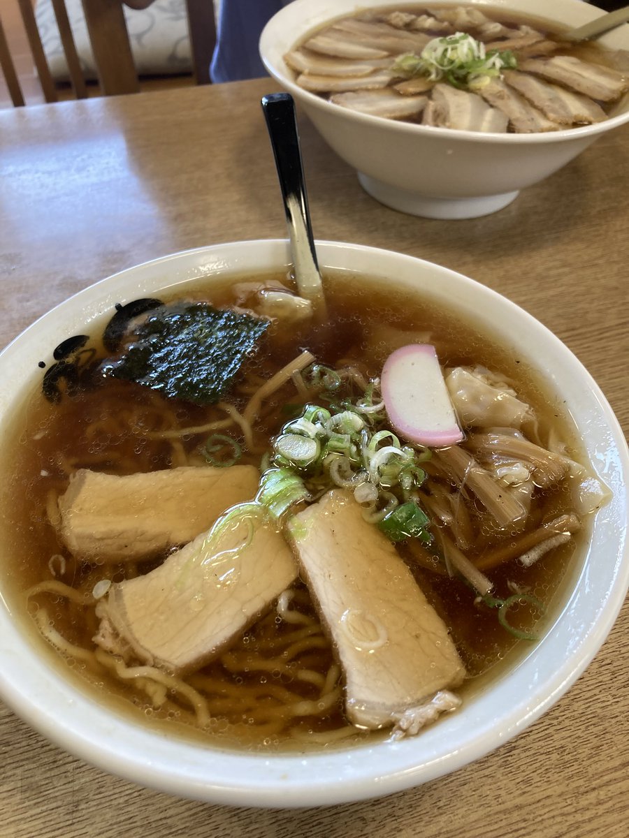NzxbXe's tweet photo. 寒河江の福家そばやさん
勿論頼んだのはワンタンメン
旦那はチャーシューワンタンメン大盛で、チャーシュー2枚貰いました❗️
やっぱり大好き❤😋😋😋
でも麺が細麺ストレートではなくなった？？？
#ラーメン
#寒河江市 https://t.co/gTSM1reeuB