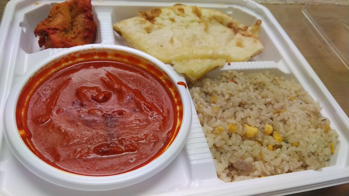 夕食はネパール人特製カレーをいただく