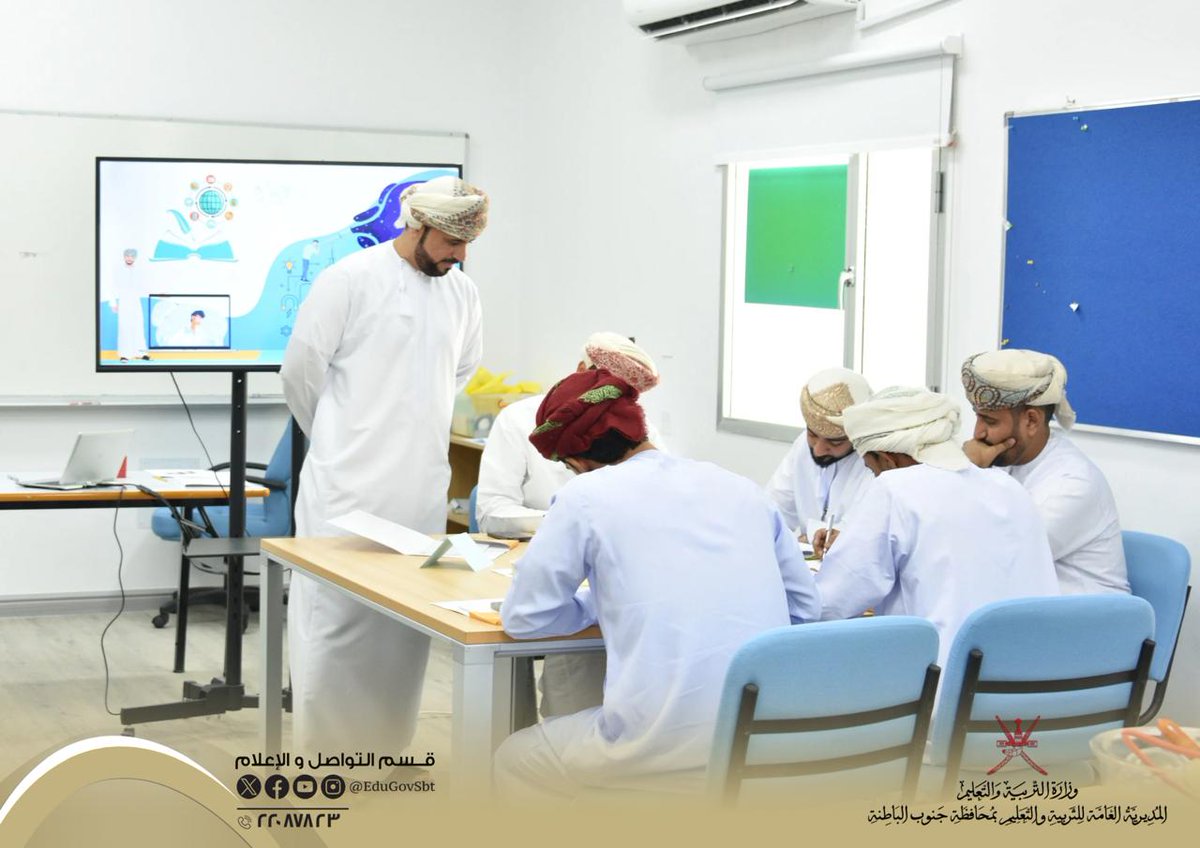EduGovSbt's tweet photo. انطلق اليوم برنامج خبراء العلوم (الوحدة الثالثة) وذلك في مركز تدريب  بتعليمية المحافظة.
البرنامج يأتي  ضمن خطة المعهد التخصصي في البرامج الاستراتيجية و يقدمه الدكتور يوسف المزروعي ويهدف إلى تنمية مهارات وقدرات المعلمين في مجالات العلوم الحديثة والتطبيقية والبحوث الإجرائية للمساهمة في بناء مجتمع علمي متطور يسهم في تحقيق رؤية عمان 2040.
#فعاليات_تعليمية_جنوب_الباطنة