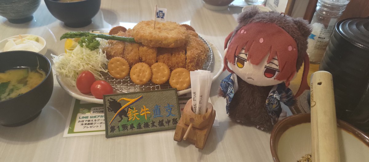 nerimachonbotu's tweet photo. お昼ご飯はガルパンとコラボしているとんかつレストラン クックファンさんへ!
ガルパンかつリアルバージョンで✨
凄くボリュームもあって食べごたえ充分な美味しいカツでした!
ちなみにクッキーはクマリンが盛り付け担当でw
さらに部隊章はホンモノです(ドヤッ)🌟
#CookFan
#クマリン https://t.co/8adzHNHU82