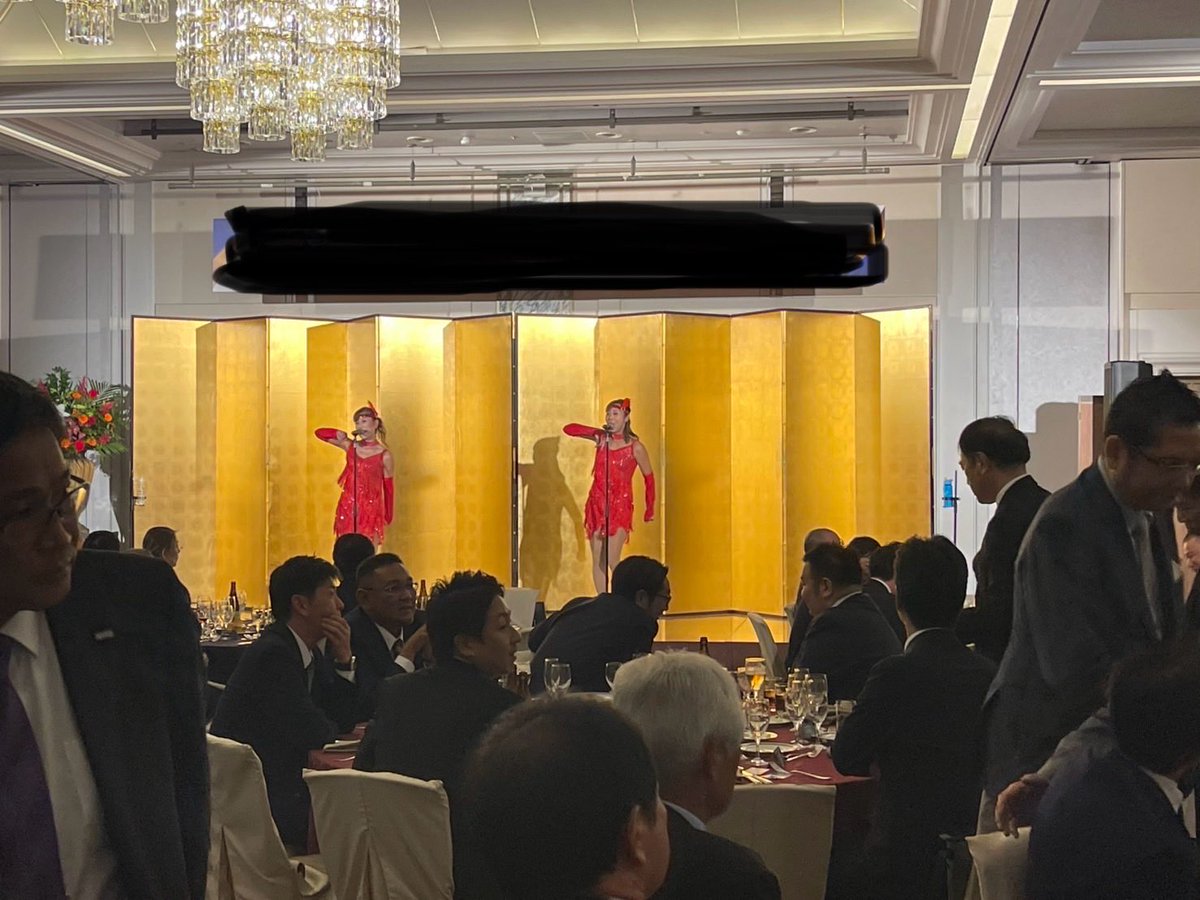 Rumy_Amy's tweet photo. 某大企業様の100周年記念パーティー✨
13時〜の司会打合せから始まり、リハーサル、早替え、司会本番、早替え、ショー本番、司会と… ノンストップの目まぐるしい一日でした😵‍💫
ラストは会場一つになりみんなでUFO🛸
楽しん��頂けたようで❣️良かった🥰
嬉しかったです☺️
ありがとうございました✨ https://t.co/lwJwlvNO3K