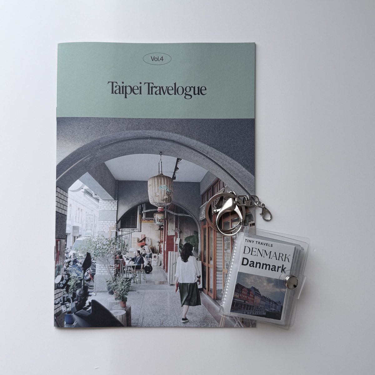 c_natoi_travel's tweet photo. 豆本を出すと聞いて気になっていた鳥籠書店さん(@toricargo_books )のデンマーク旅ZINEとそのご友人(アカウント分からず…！)の写真集 豆本のこのサイズ感可愛くて仕方ないしご友人のZINEは写真も使ってる紙も良すぎて何回も開いてる どちらも写真の空気感が最高です…！ https://t.co/PBRe2YannJ