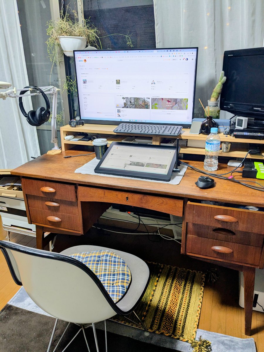 古いPCだと2.5K出力ができないので、最新のCintiq 16 (DTK168)と合わせてPCも新調。モニターも32インチの2.5Kにしときました。新しいだけあって描き心地は最高ですね😀