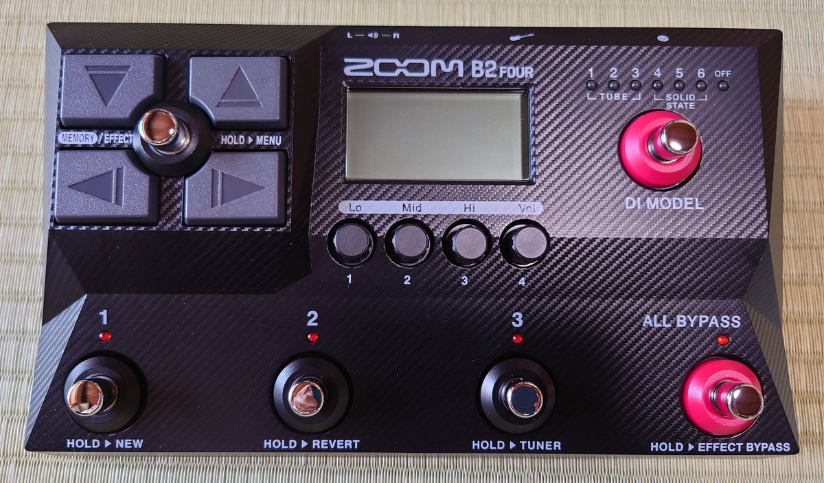 ZOOM B3nからB2 FOURに買い替えました！
相変わらずマルチエフェクター使います(笑)
イヤホンで聴いた感じ、MXR Bass Envelope Filterのモデリングに関しては実機の方が確実に良いw
音色々作ってスタジオ個人練入って総評するか…🤔
見た目と起動した時のランプの光り方はカッコいいから良し！✨